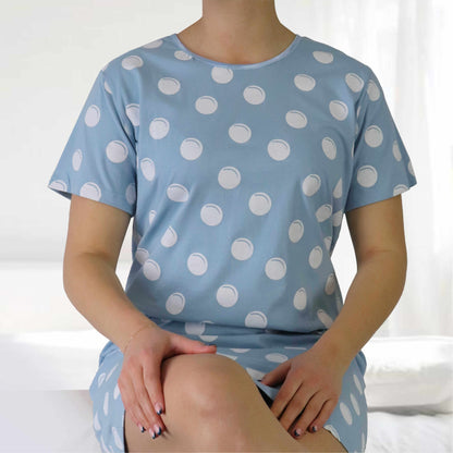 Lavendelblauw dames big shirt met witte stippen, korte mouwen en ronde hals, gedragen door een model