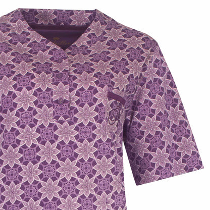 Lila dames nachthemd met korte mouwen en een patroon van witte bloemen over het hele kledingstuk
