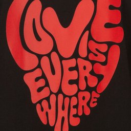 Rode typografie in hartvorm met de tekst 'Love is everywhere' tegen een zwarte achtergrond