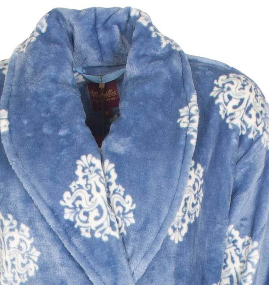 Lichtblauwe badjas met witte medaillon-patronen, brede sjaalkraag en ceintuur, gemaakt van zachte coral fleece
