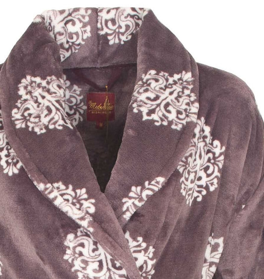 Paarse coral fleece badjas met witte medaillon patronen, brede sjaalkraag en Medaillon merklogo zichtbaar.