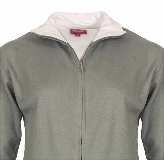 Grijze huispak met lange mouwen, deelbare rits, paspelzakken en witte kraag. Merk Medaillon zichtbaar.