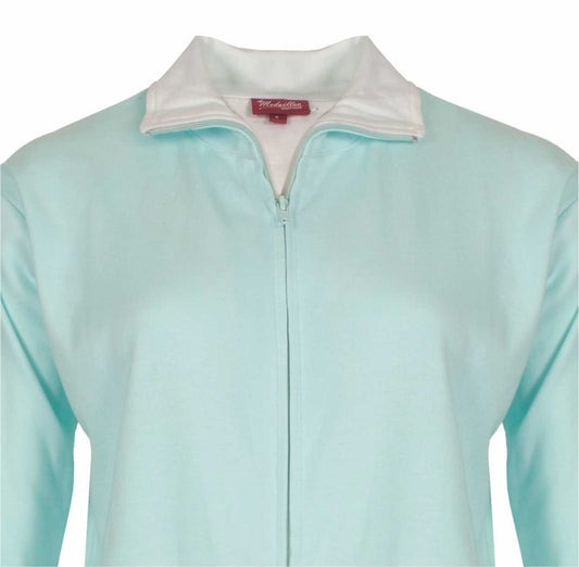 Lichtblauwe katoenen huispak met witte kraag, lange mouwen en deelbare rits. Medaillon merk zichtbaar.