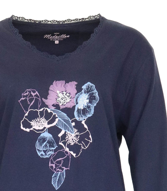 Blauw dames nachthemd met lange mouwen en kanten hals, versierd met pastelkleurige bloemenprint op de voorkant