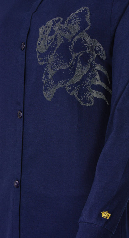 Blauw nachthemd met lange mouwen en flock print van een bloem op de borst, doorknoopsluiting en een kroon logo