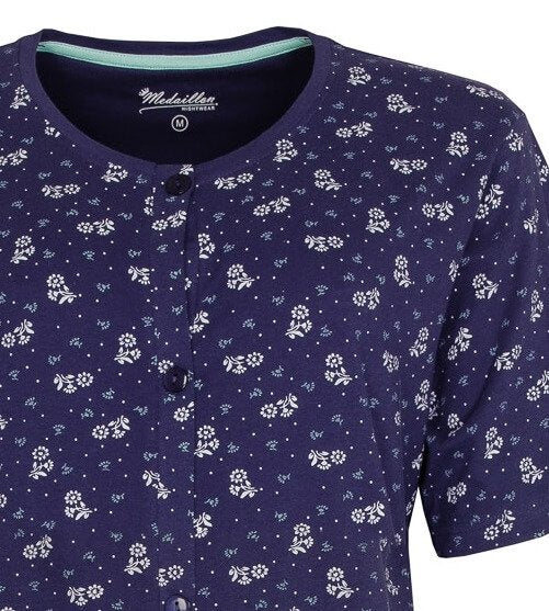 Blauw dames nachthemd met witte bloemenprint, korte mouwen en ronde hals, gemaakt van katoen.