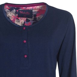 Blauw dames nachthemd met lange mouwen, ronde hals, polo sluiting en gebloemde onderkant. Gemaakt van katoen.