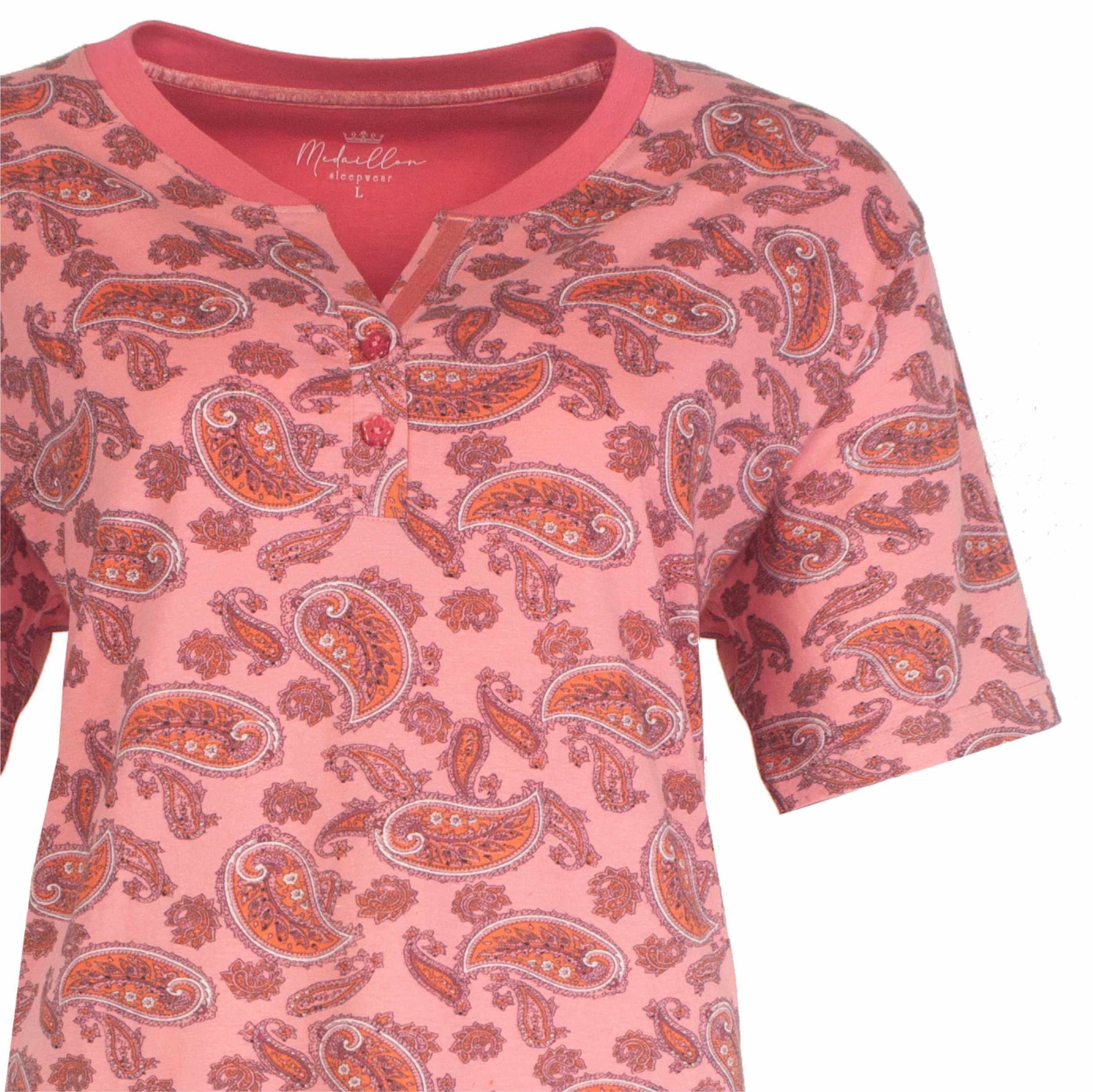 Donkerroze nachthemd met paisley print, korte mouwen en V-hals. Merk Medaillon, 100% katoen.