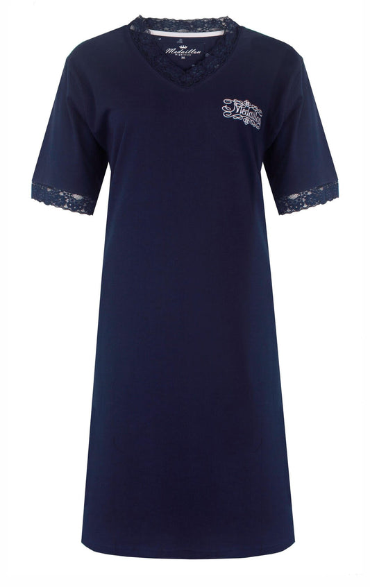 Donkerblauw nachthemd met V-hals, kanten details aan hals en mouwen, en Medaillon logo op de borst