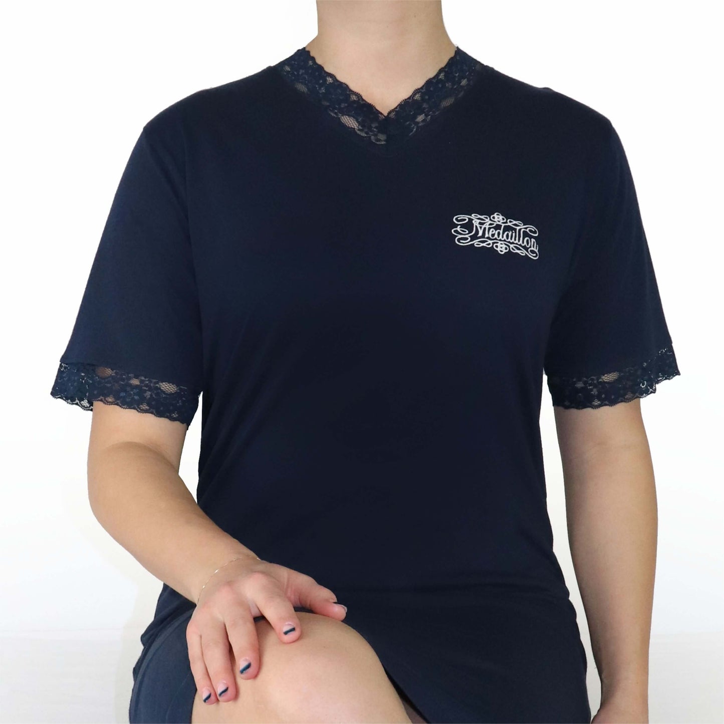 Donkerblauw dames nachthemd met kanten afwerking aan hals en mouwen, Medaillon logo op de borst