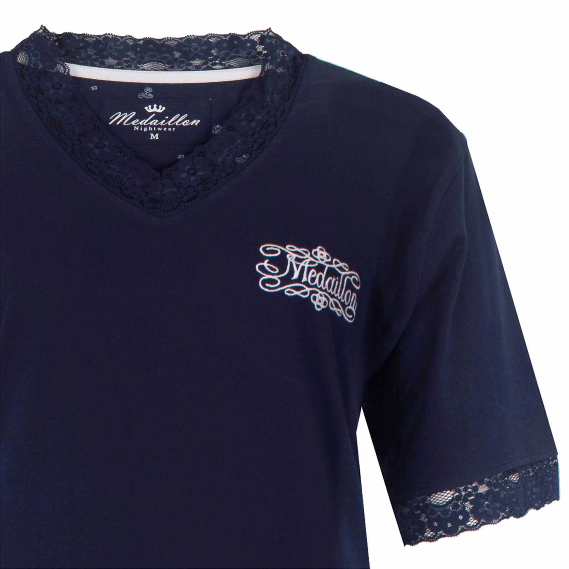 Donkerblauw dames nachthemd met kanten kraag en mouwen, geborduurd Medaillon-logo op de borst