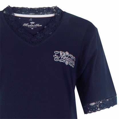 Donkerblauw dames nachthemd met kanten kraag en mouwen, geborduurd Medaillon-logo op de borst