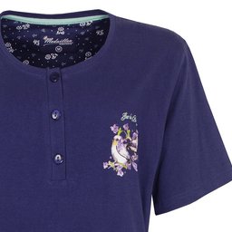 Donkerblauw nachthemd met korte mouwen, knopensluiting en bloemenmotief op de borst. Ronde hals met boordje.