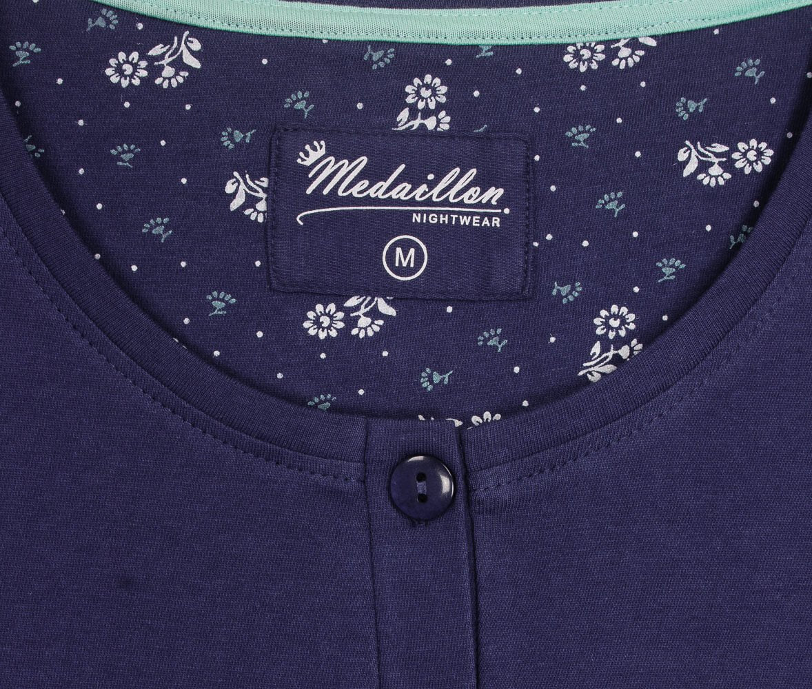 Donkerblauw nachthemd met witte en mintgroene bloemenprint, Medaillon logo en knoopsluiting aan de hals