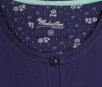 Donkerblauw nachthemd met witte en mintgroene bloemenprint, Medaillon logo en knoopsluiting aan de hals