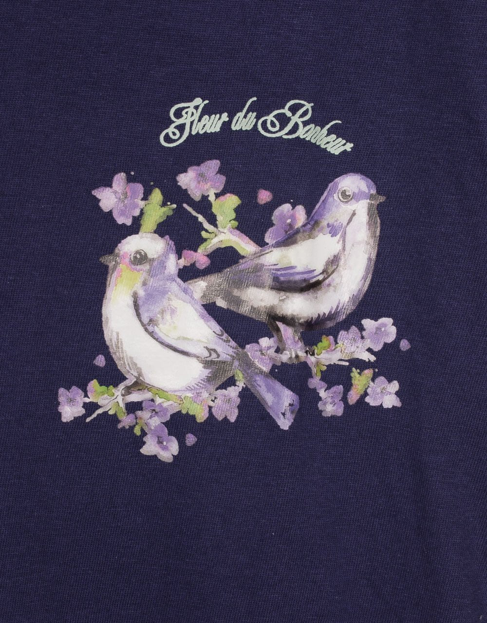 Donkerblauw nachthemd met print van twee paarse vogels en bloemen, en 'Fleur du Bonheur' tekst erboven