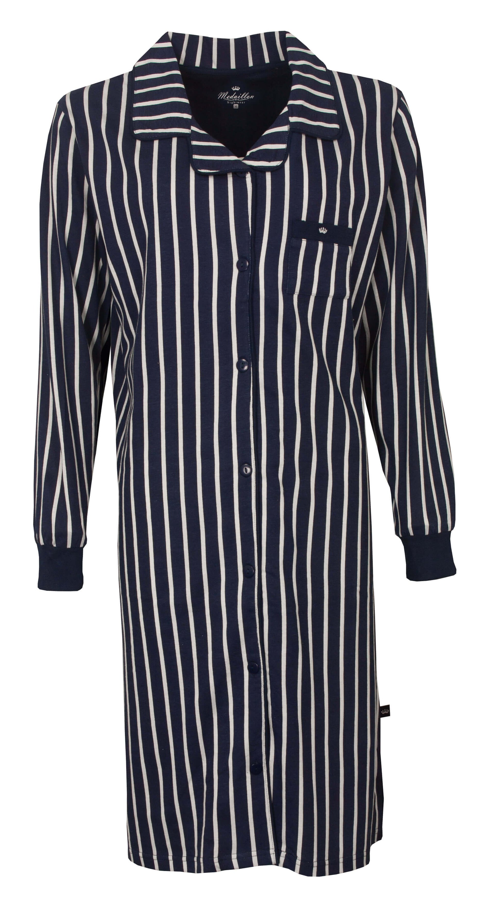 Blauw gestreept dames nachthemd met lange mouwen, doorknoop-stijl, en een borstzakje met klein logo.