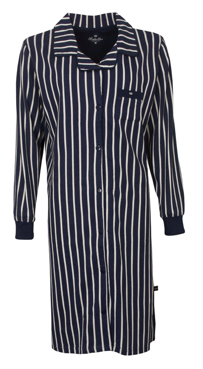 Blauw gestreept dames nachthemd met lange mouwen, doorknoop-stijl, en een borstzakje met klein logo.