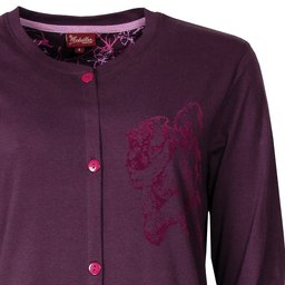 Donkerpaars nachthemd met lange mouwen, ronde hals, doorknoopsluiting en flock print op de borst.