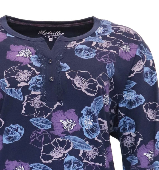 Blauw nachthemd met paars en lichtblauw bloemenpatroon, ronde hals met knoopjes, merk Medaillon