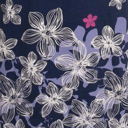 Blauw nachthemd met witte bloemenprint en één roze bloem. Abstracte paarse vormen op de achtergrond.