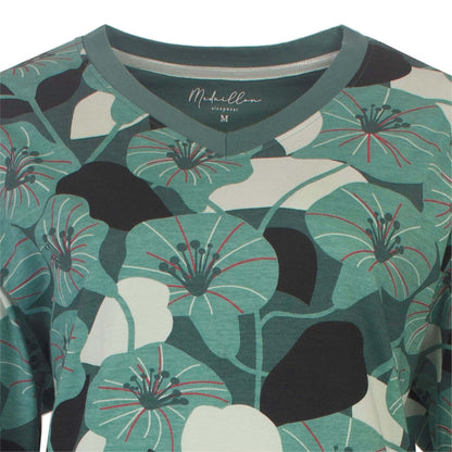 Groen dames nachthemd met een all-over bloemenprint in verschillende tinten groen, wit en zwart met rode accenten