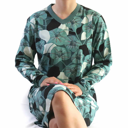 Groen gebloemd dames nachthemd met lange mouwen, V-hals en een all-over print van bloemen in verschillende tinten groen