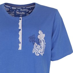 Blauw katoenen dames nachthemd met korte mouwen, witte knoopsafwerking en een print op de borst.