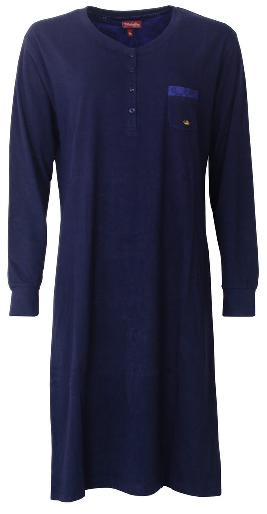 Donkerblauw lang nachthemd met lange mouwen, khals, knoopsluiting en opgestikt borstzakje met geborduurd logo