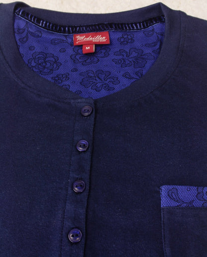 Donkerblauw katoenen nachthemd met ronde hals, knoopsluiting, borstzakje en gebloemenmotief binnenin.