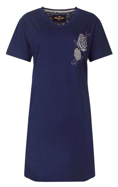 Blauw nachthemd met korte mouwen, V-hals en bloemenprint. Merk Medaillon zichtbaar op label.