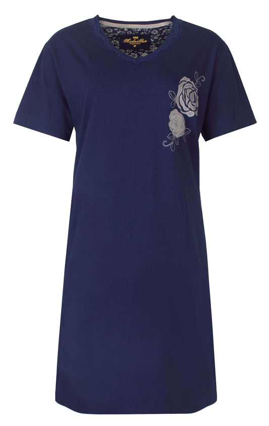 Blauw nachthemd met korte mouwen, V-hals en bloemenprint. Merk Medaillon zichtbaar op label.