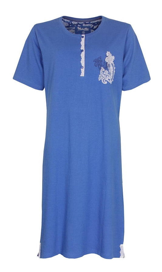 Blauw katoenen nachthemd met korte mouwen, knoopsluiting, kant details en een decoratieve print op de borst.