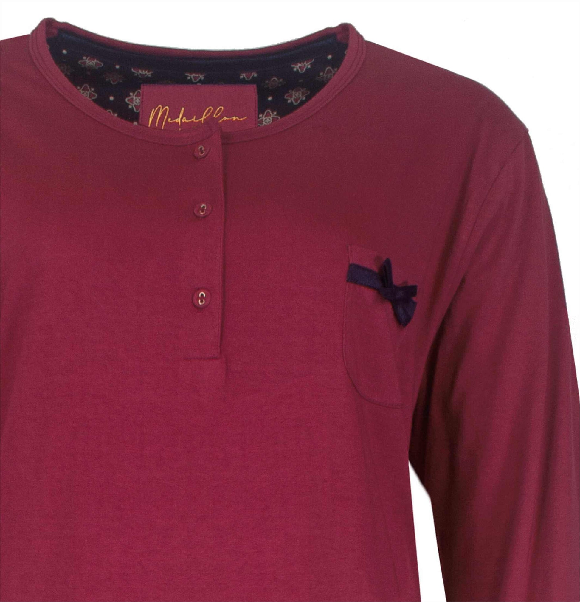 Rood katoenen nachthemd met polo sluiting, sluiting, borstzakje en donker accent. Medaillon label zichtbaar.