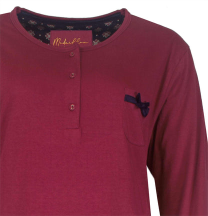 Rood katoenen nachthemd met polo sluiting, sluiting, borstzakje en donker accent. Medaillon label zichtbaar.