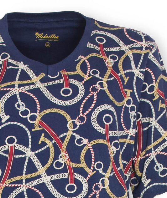 Blauw nachthemd met V-hals en korte mouwen, bedrukt met een patroon van gouden, rode en witte kettingen en ringen