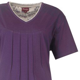 Paars dames nachthemd met korte mouwen, V-hals en kanten afwerking. Geplooid detail op de borst.
