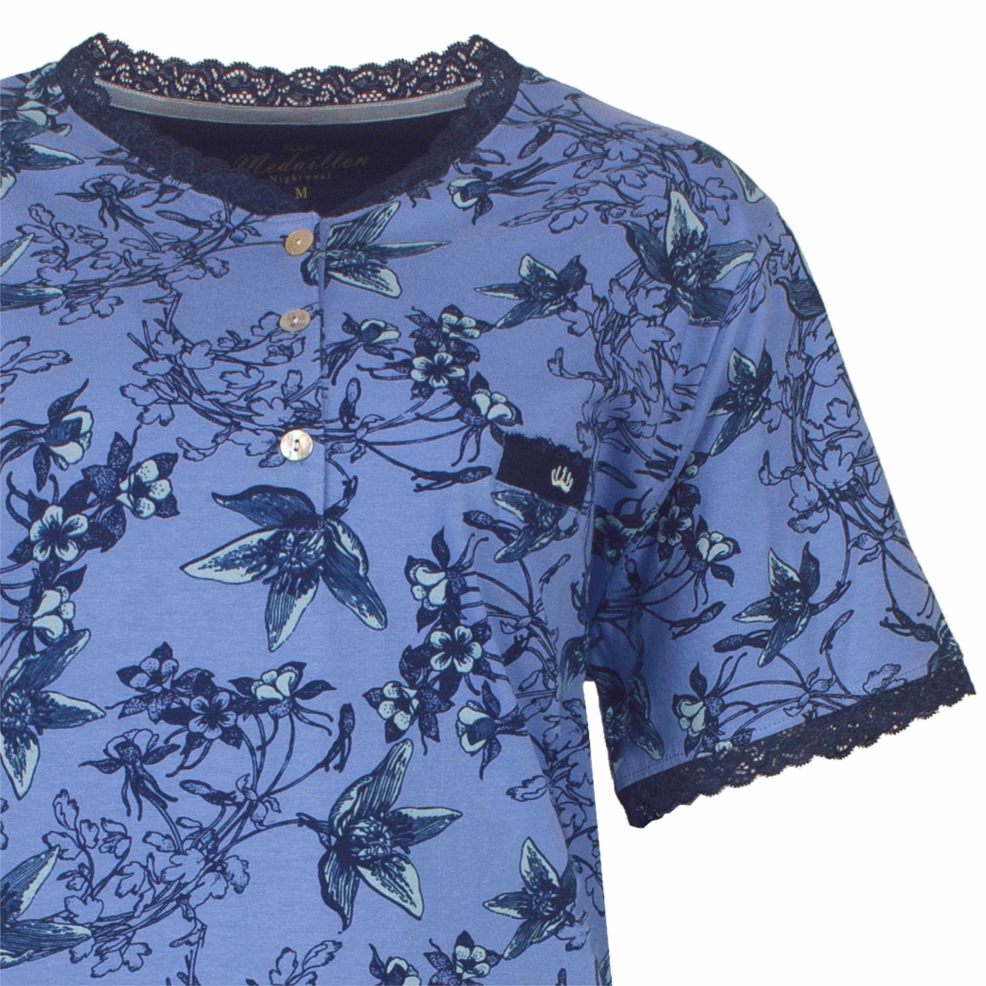 Blauw nachthemd met korte mouwen en bloemenmpatroon, kanten hals en manchetten,open aan de voorkant