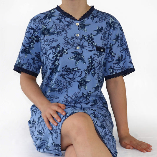 Blauw nachthemd met korte mouwen en donprint, kanten afwerking aan hals en mouwen, knopen aan de voorkant