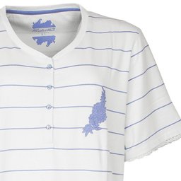 Lichtblauw gestreept dames nachthemd met korte mouwen, polosluiting en kanten applicatie op de borst.