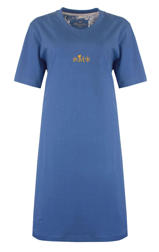 Lichtblauw dames nachthemd met korte mouwen en kleine gele 'M' logo op de borst.