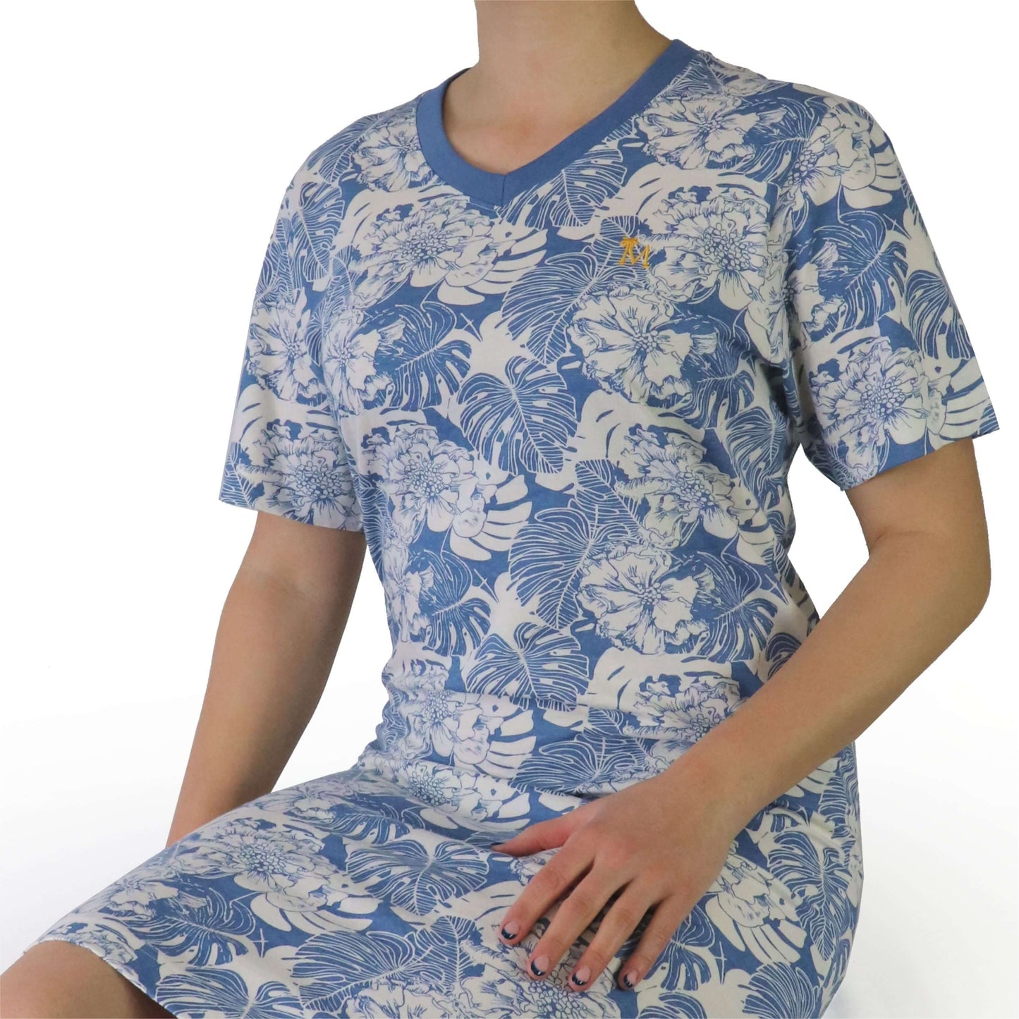 Lichtblauw dames nachthemd met wit bloemen- en bladerenpatroon, korte mouwen en V-hals