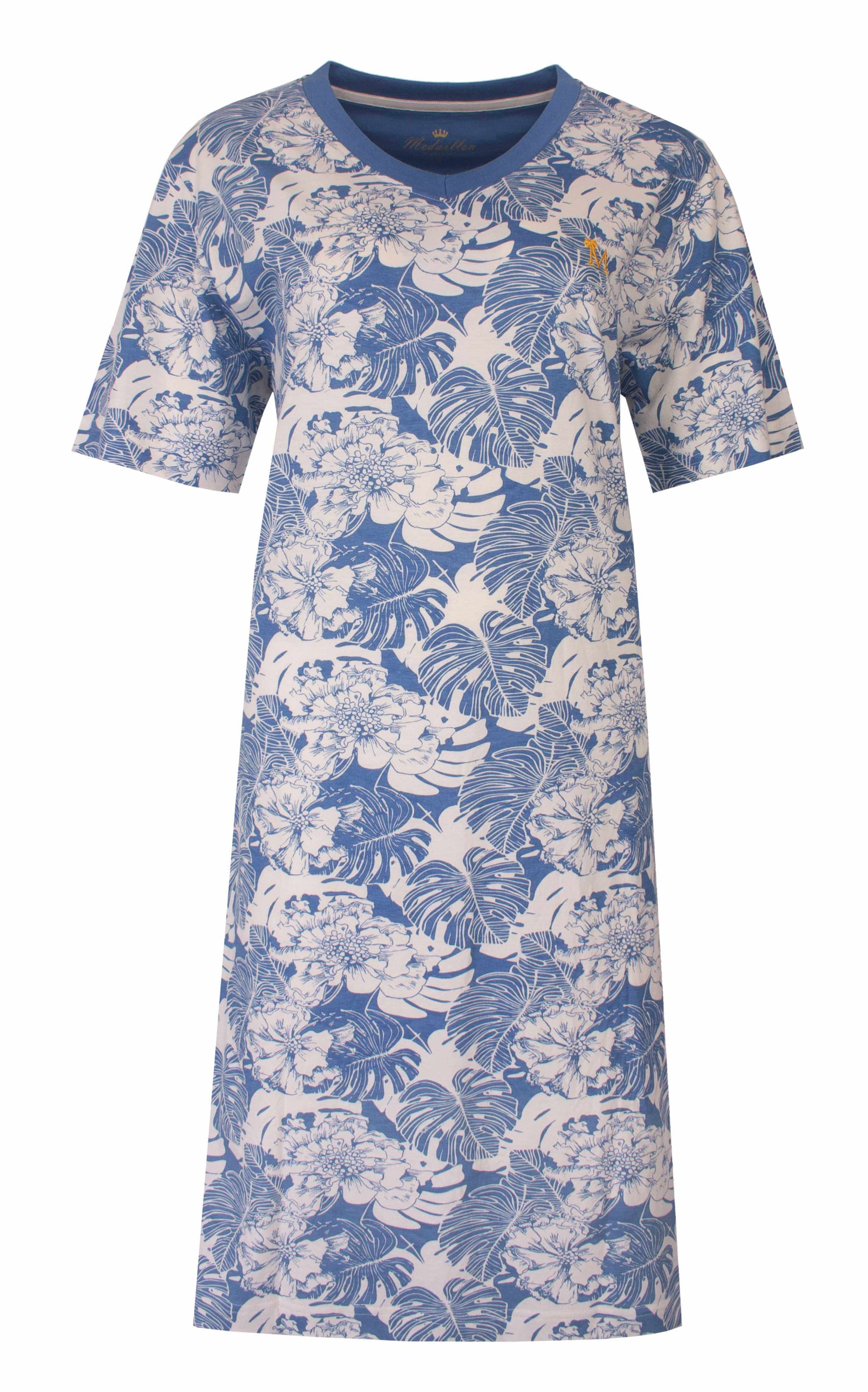 Lichtblauw dames nachthemd met wit bloemen- en bladerenpatroon, korte mouwen en V-hals