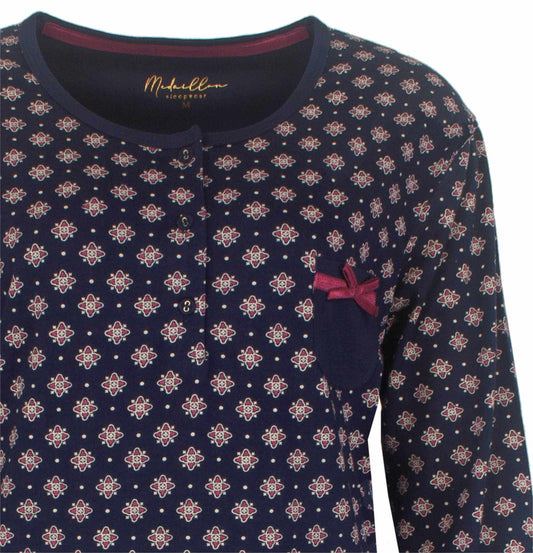 Donkerblauw nachthemd met kleine bloemenprint, polo-sluiting en een rood strikje op de borst