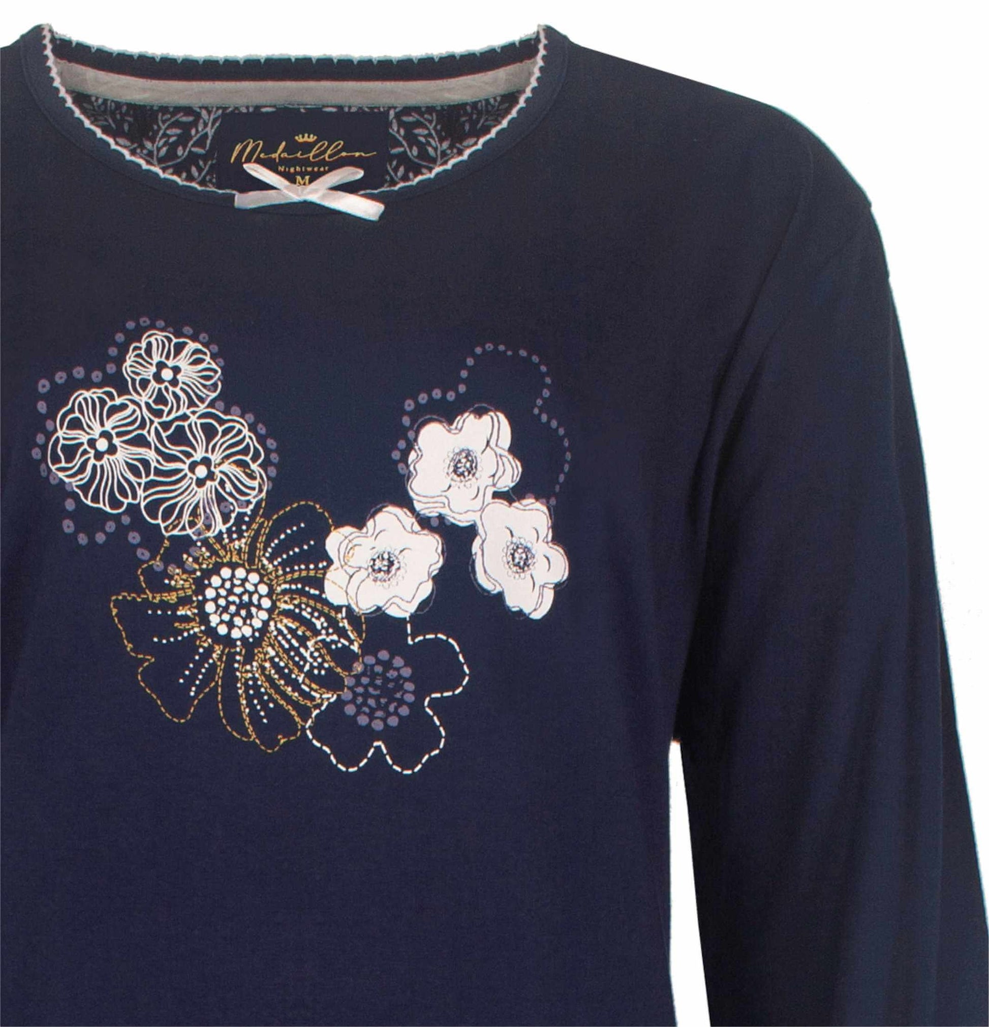 Donkerblauw nachthemd met lange mouwen en blooemenmotief op de borst, merk Medaillon zichtbaar op hetals