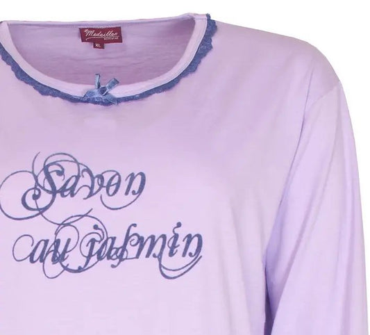 Lila nachthemd met lange mouwen, ronde hals met kantje en strikje, en sierlijke tekst op de borst