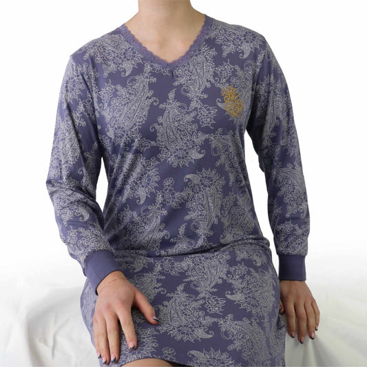 Lila nachthemd met lange mouwen en paisley-patroon, V-hals met kanten rand en klein goudkleurig logo