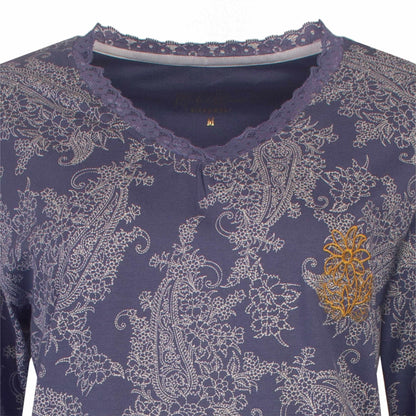 Lila nachthemd met lange mouwen, versierd met een fijn paisley patroon en kanten details aan de hals