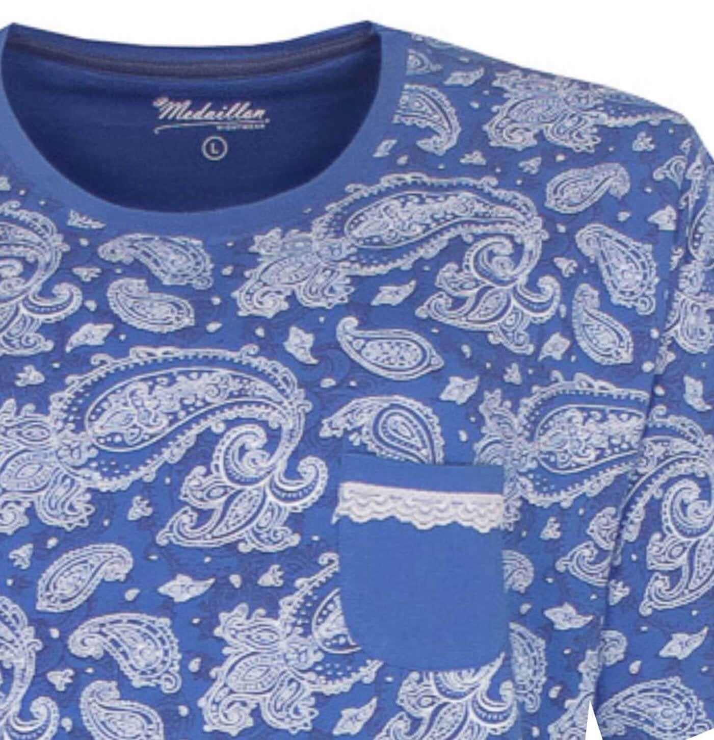Blauw katoenen nachthemd met wit paisley patroon, korte mouwen en een borstzakje afgewerkt met kant.