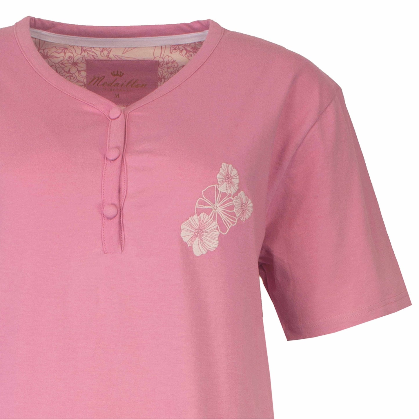 Roze dames nachthemd met korte mouwen, knoopsluiting en witte bloemenprint op de borst